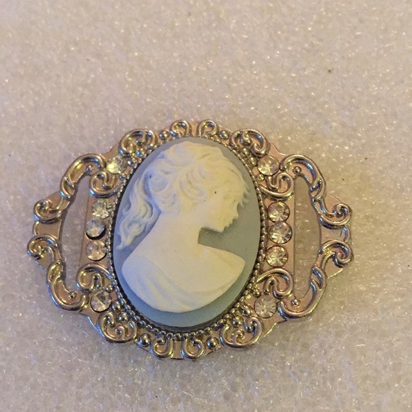 Vintage lucite cameo pendent - Picture 3 of 4